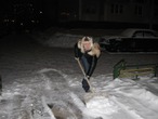 Машиноместо от снега очищаю...чем не активная зима?=)
