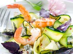 Салат из креветок с овощами.