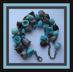 Браслет из голубых и коричневых роз