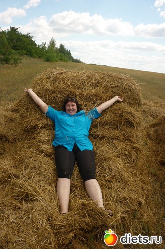 Расставил руки и упал. Ну, как сказать - чудная сцена! Какой же мягкий, сеновал! А запахи, сухого сена, Меня и манят, и пьянят. Они в сознании играют. Как бы о чём-то говорят, И хитро, в детство завлекают! Зароюсь в сено с головой, Оно шуршит, оно щекоче