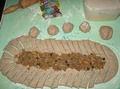 2.нарезаем тесто полосками, оставляя на лапы и мордочку