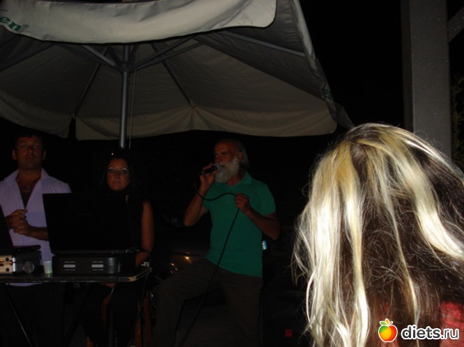 музыканты в баре ,у подножия Этны ,поют для нас, альбом: русские в Италии