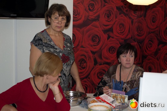 Я с подругами рассматриваем посуду, альбом: Моя посуда Цептер