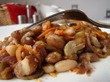 Фасолька с грибочками и чесночком... ммм... Вкусно :)