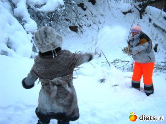 С внучкой играю в снежки.