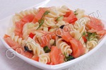 Салат с макаронами и лососем по-итальянски