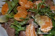 Салат с куриной печенью, мандаринами и руколой
