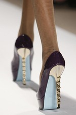 Встала на каблуки!