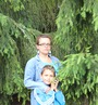 с сынулей на фоне огромнейшей ели!!!