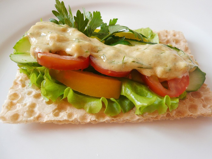 Сэндвич с индейкой. Бутерброды с хлебцами. Сэндвич с курицей. Куриный бутерброд. Бутерброд с куриной грудкой.