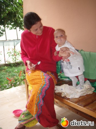 в маечке и носочках старшего товарища (мальчика 4 лет)