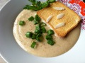 Чесночный суп с гренкой и зеленью