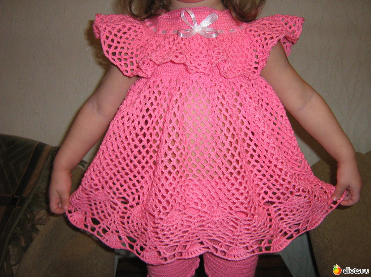 Платье крючок 4 года. Детское вязаное платье. Детские вязаные платья. Вязаные детские платья на 2-3 года. Вязаное платье для девочки 3 года.