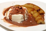 Жареные бананы в шоколаде с мороженым.