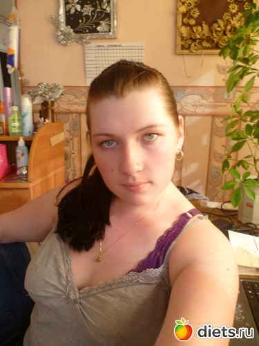 Это я,за компьютером!!!кстати,на стене висят мамины работы из рыбьих костей и кожи))), альбом: я разная