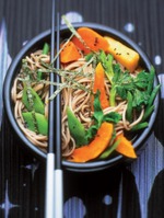 Лапша соба с овощами