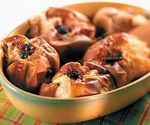 Яблоки, фашированные грецкими орехами и изюмом