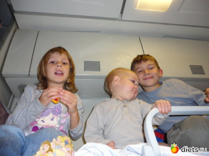 дети на верхней полке в купе сидят, пока я заправляю постели), альбом: дети