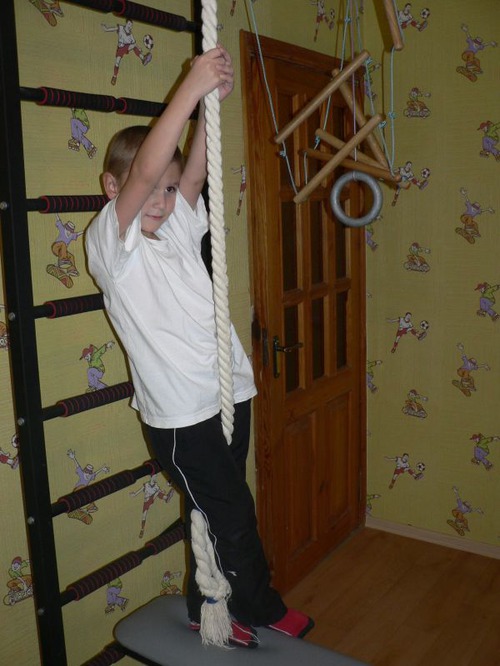 Упражнения для спины на шведской стенке для детей