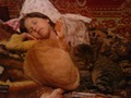 моя старшая дочь спит с "грелками"(бабулины коты, дети наших Машки и Мурки)