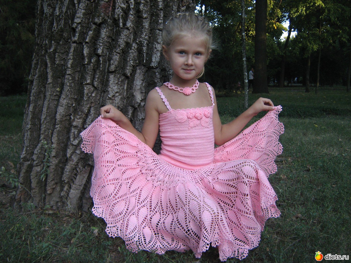 Вязание крючком девочки 5 лет. Красивые вязаные платья для девочек. Платье крючком для девочки. Нарядное вязаное платье для девочки. Платье крючком для девочки 7 лет.