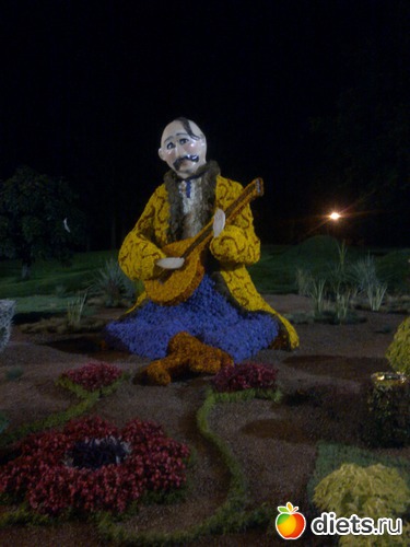 3 фото: Выставка скульптур из цветов