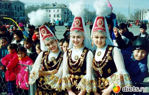 Девушки в национальных казахских костюмах