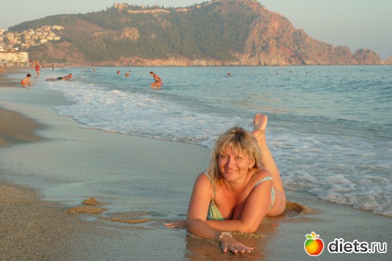 На фоне крокодила..