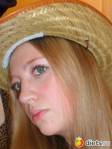 в соломенной шляпке