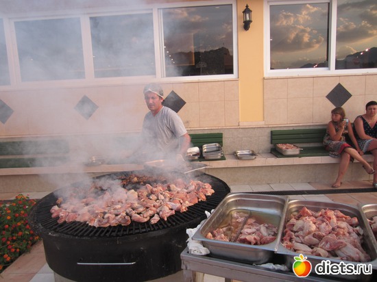 а вот и "враг"фигуре-жарит мясо!!!, альбом: ТУРЦИЯ-ВСЕ ВКЛЮЧЕНО-враг фигуре!!!!! 2012 год