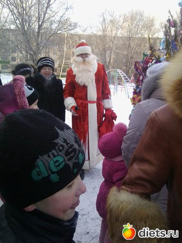 3 фото: Елка во дворе