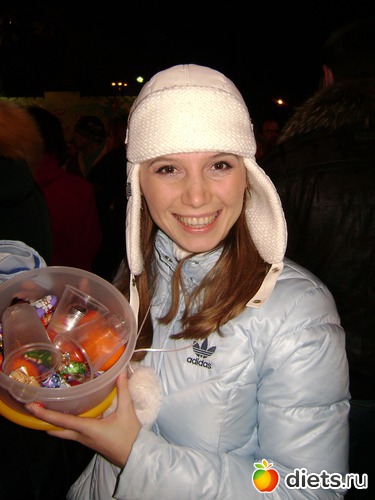 Это я на центральной площади в НГ пью шампанское, я веселая такая от того что во мне 2 бутылки уже булькает!, альбом: Последние фото уходящего 2011 года