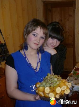 я и сестрёнка Галинка=) собираемся скушать бананчики с виноградиком=))