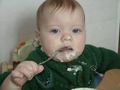 Эх, и вкусна была кашка....На фото моя дочь Анечка. Это ее первая самостоятельная попытка съесть манную кашу
