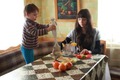 Дети готовят на полдник свой любимый фруктовый смузи.(Моя дочь Ксюша и внучек Марик).