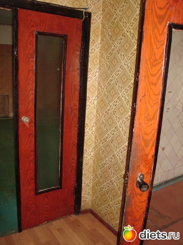 опять прихожая, вид на двери в кухню и зал, альбом: Квартира :)