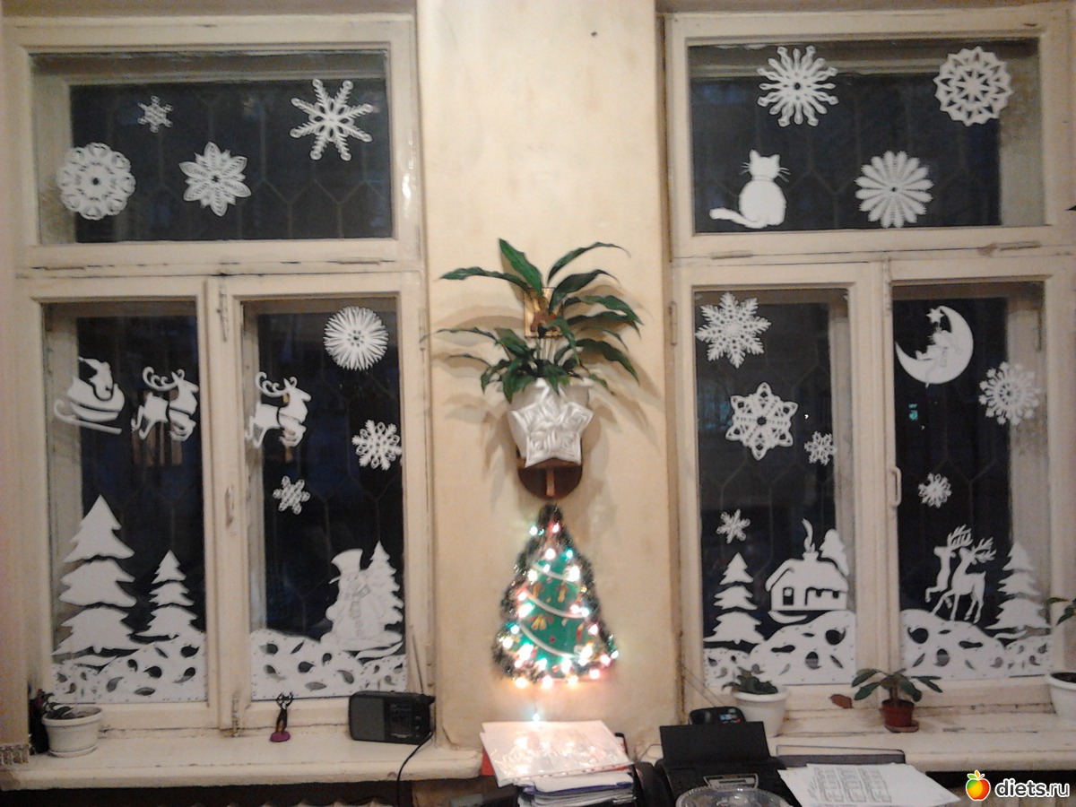 Разрисованное окно. Украшения на окна. Новогодние окна. Новогоднее украшения на окна. Новогодние окна украшенные.