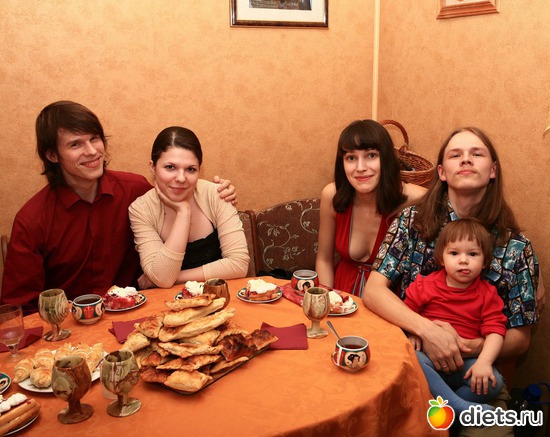 Слева - старший с невестой, справа - младший с женой и дочкой, альбом: 31.12.2011