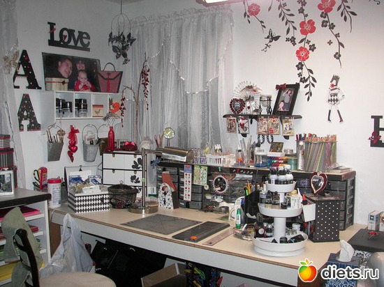 2 фото: рабочее место рукодельницы дома