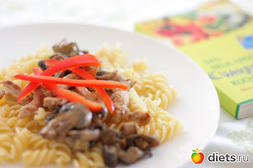 Свинные кусочки с грибным соусом и пастой