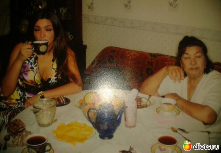 Заскочила к матушке на чашечку.Но мы даже смотреть друг на друга не можем—ослепляем своей красотой!:))), альбом: Я:)