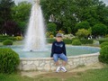 Мальчик у фонтана