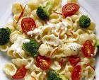 Макароны с брокколи и томатами.