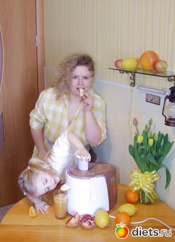 Свежевыжатый сок- полезно, красиво и весело! Я с дочкой Радой выжимаем сок из яблок, апельсинов и лимонов.