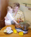 Пароварка- лучший Друг детей и взрослых! Я с доченькой готовим овощи и кусочки куры на пару, чтобы было полезно и сочно!