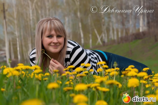 Олька в одуванчиках.....