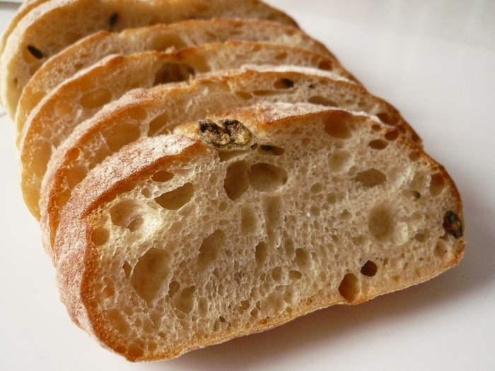 Итальянский хлеб рецепты. Чиабатта томатная. Чиабатта. Итальянский хлеб. Белый итальянский хлеб.