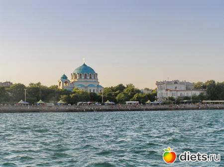 вдали виднеется собор святого Николая