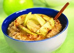Овсяная каша с яблоком, изюмом и корицей