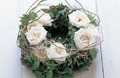 Венок со свежими розами
